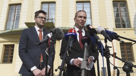 Předseda Pirátů Ivan Bartoš a místopředseda strany Jakub Michálek na tiskové konferenci po jednání se Zemanem