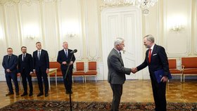 Petr Fiala odevzdává demisi svojí vlády prezidentu Petru Pavlovi, 6. listopad 2025