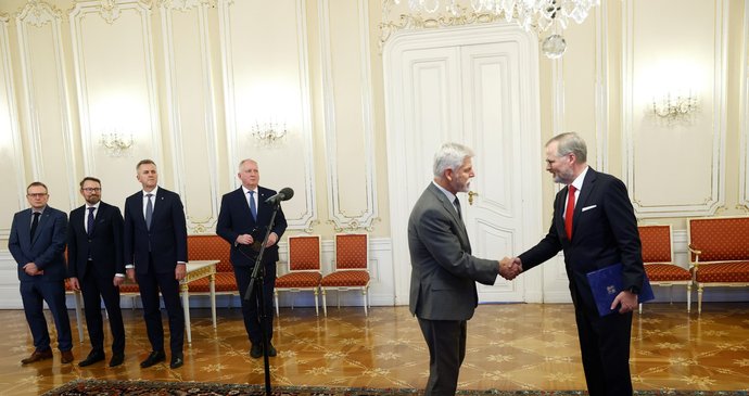 Petr Fiala odevzdává demisi svojí vlády prezidentu Petru Pavlovi, 6. listopad 2025
