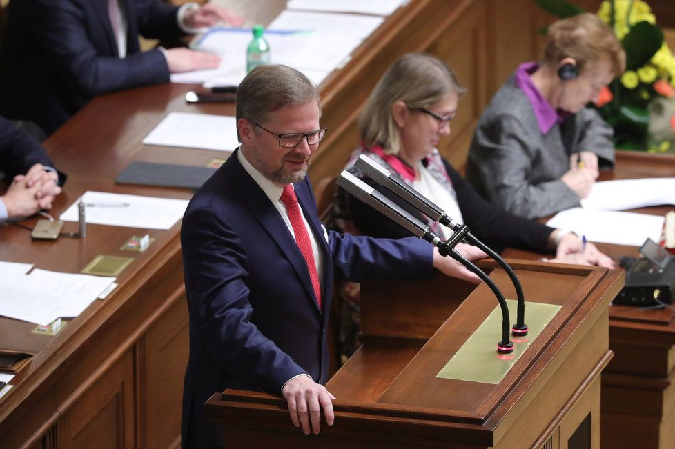 Do vedení Sněmovny nakonec na třetí pokus poslali šéfa ODS Petra Fialu (53).