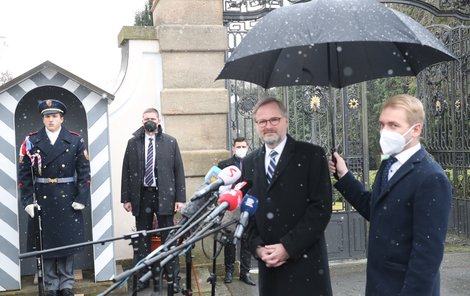 Vládní deštník má podle premiéra Fialy ochránit všechny lidi.