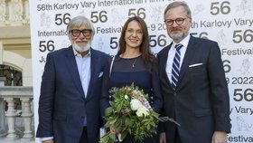 Premiér Petr Fiala (ODS) na filmovém festivalu ve Varech s manželkou Janou a Jiřím Bartoškou (1.7.2023)