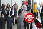Petr Fiala na letišti v Praze po návratu z mirátů: Přicestoval běžnou linkou (24.2.2023)