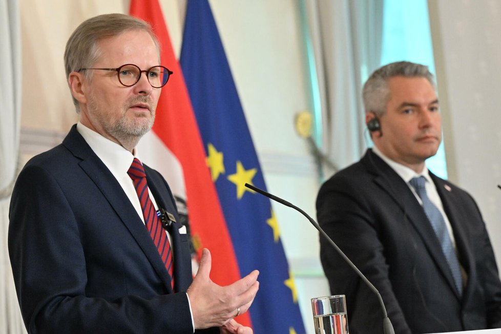 Petr Fiala a rakouský kancléř Karl Nehammer na tiskovce ve Vídni (4.12.2023)
