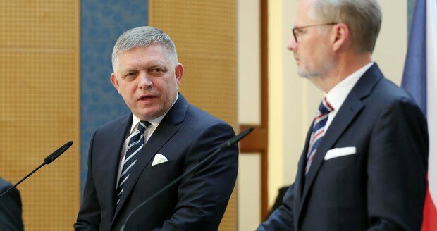 Vláda neobnoví konzultace se Slovenskem. Fiala vytkl Ficovi návštěvu Moskvy