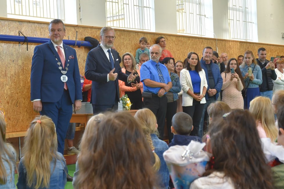Premiér Petr Fiala (ODS) dnes zahájil školní rok v Základní škole Májová v Ostrově na Karlovarsku.  (1.9.2022)