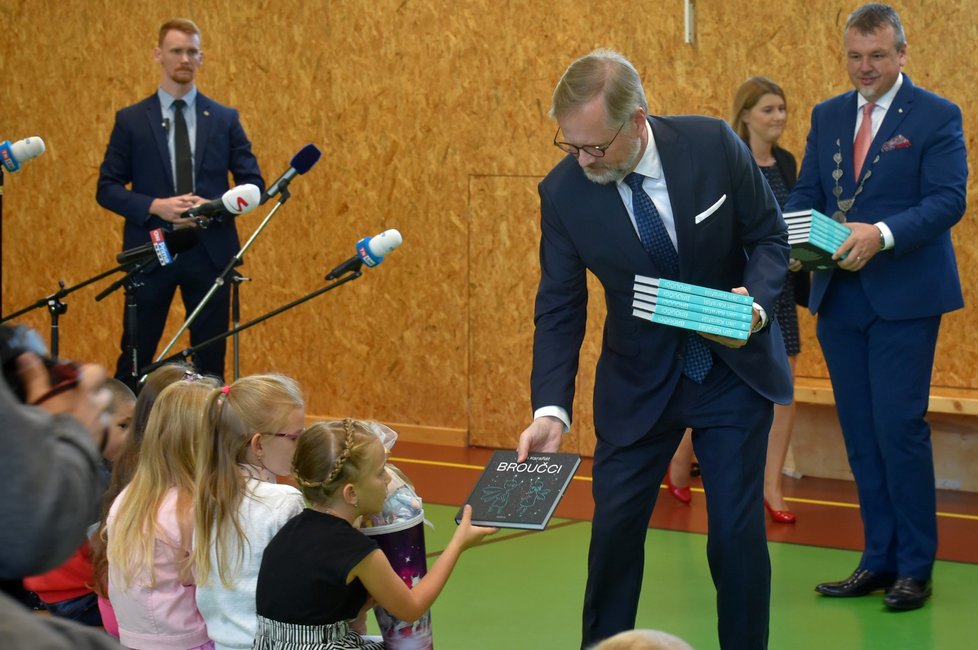 Předseda vlády Petr Fiala zahájil 1. září 2022 školní rok v Základní škole Májová v Ostrově na Karlovarsku. (1.9.2022)