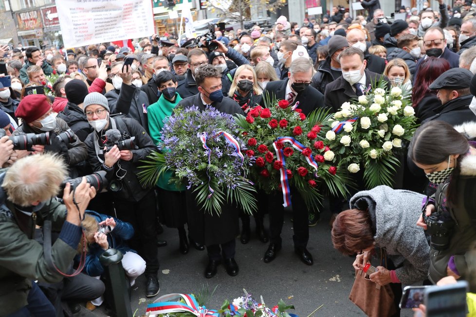 Lídři koalice Spolu v čele s Petrem Fialou na Národní třídě (17. 11. 2021)