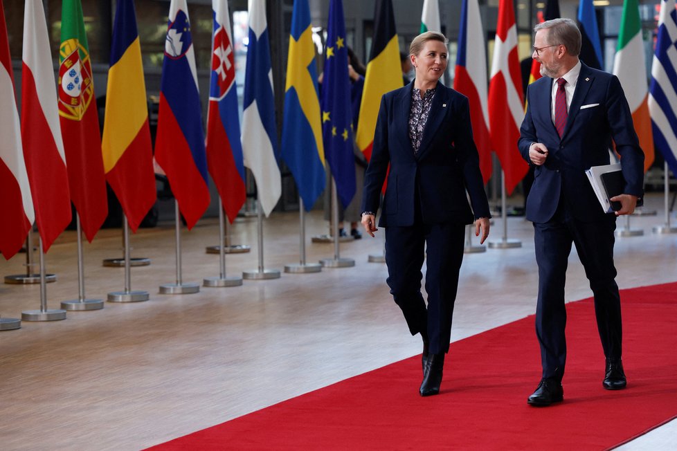 Petr Fiala na summitu v Bruselu s dánskou premiérkou Mette Frederiksenovou