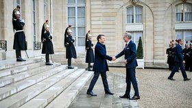 Premiér Petr Fiala (ODS) na summitu o pomoci Ukrajině v Paříži s francouzským prezidentem Emmanuelem Macronem (26.2.2024) 