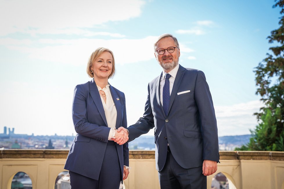 Premiér Petr Fiala (ODS) a britská předsedkyně vlády Liz Trussová v Praze před zahájením supersummitu (6.10.2022)