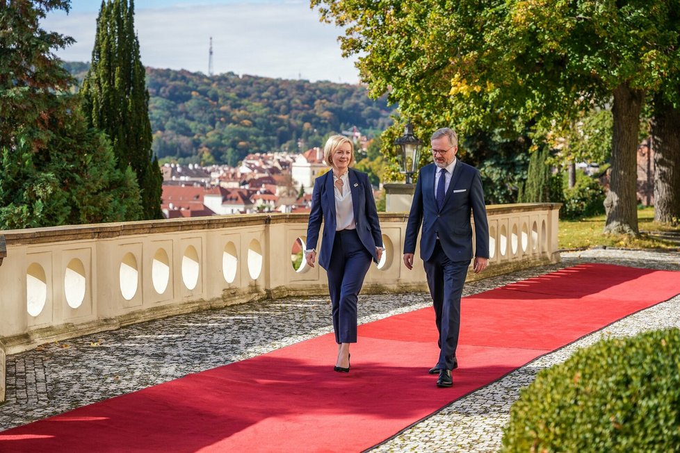 Premiér Petr Fiala (ODS) a britská předsedkyně vlády Liz Trussová v Praze před zahájením supersummitu (6.10.2022)