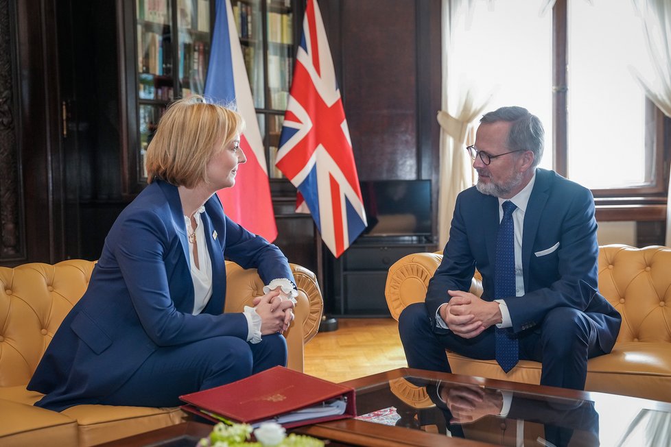 Premiér Petr Fiala (ODS) a britská předsedkyně vlády Liz Trussová v Praze před zahájením supersummitu (6.10.2022)