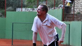 Petr Fiala rád hraje tenic