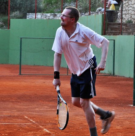 Petr Fiala rád hraje tenic