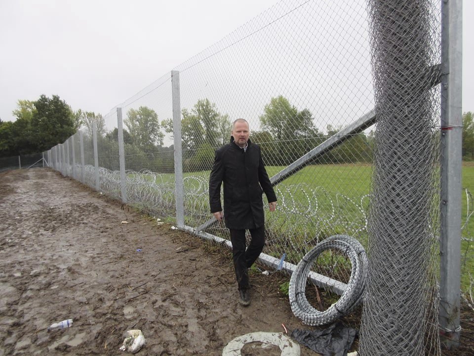 Šéf ODS Petr Fiala vykračující si u maďarského plotu