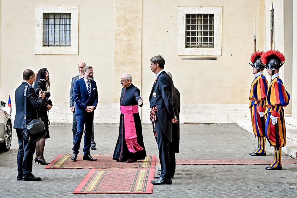 Příjezd Petra Fialy s manželkou Janou do Vatikánu (9.6.2022)