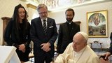 Fiala s manželkou Janou u papeže: Františka pozval do Prahy, řešili Putinův útok na Ukrajinu