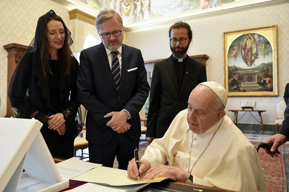 Petr Fiala s manželkou Janou ve Vatikánu u papeže Františka (9. 6. 2022)