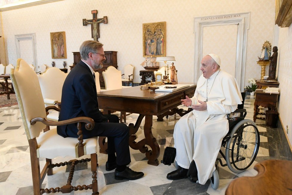 Petr Fiala s papežem Františkem ve Vatikánu (9. 6. 2022)