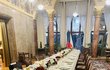 Stůl připravený na slavnostní večeři českých premiérů (2.1.2022)