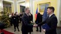 Odcházející premiér Petr Fiala (ODS) vítá členy nové vlády (15. 12. 2025) Odcházející premiér Petr Fiala (ODS) vítá členy nové vlády (15. 12. 2025)