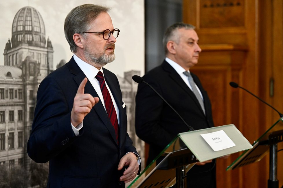 Premiér Petr Fiala (ODS) s ministrem průmyslu a obchodu Jozefem Síkelou (31.1.2023)