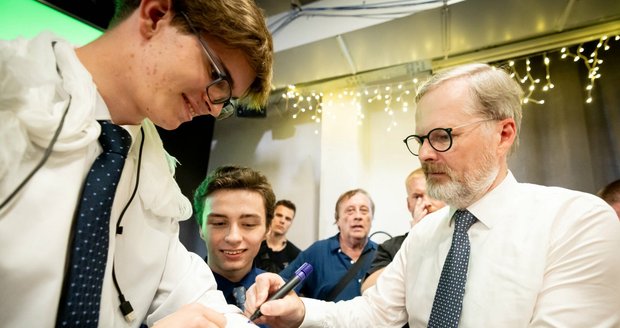 Fiala v Brně odložil sako. Na road show se do něj pustili propalestinští demonstranti