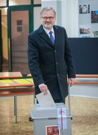 Premiér Petr Fiala (ODS) odevzdal hlas v prezidentských volbách. (13.1.2022)