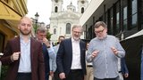 Rozesmátý Fiala se Stanjurou i Klausovi s vnoučaty ve Varech. A proklatě hluboký výstřih Faltýnkovy ženy
