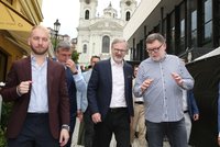 Rozesmátý Fiala se Stanjurou i Klausovi s vnoučaty ve Varech. A proklatě hluboký výstřih Faltýnkovy ženy