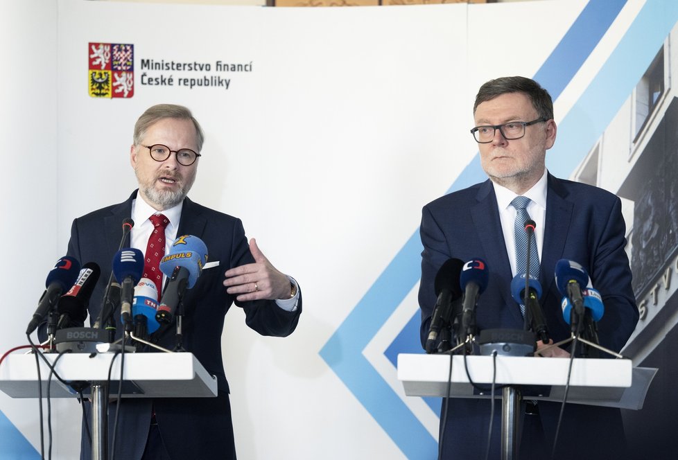 Premiér Fiala a ministr financí Stanjura na tiskovce na ministerstvu financí (16.2.2023)