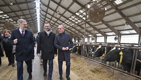 Předseda vlády Petr Fiala a ministr zemědělství Zdeněk Nekula při prohlídce Farmy Luka během návštěvy Kraje Vysočina
