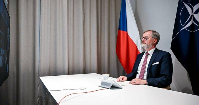 Premiér Petr Fiala (ODS) během schůzky koalice ochotných (24.10.2025)