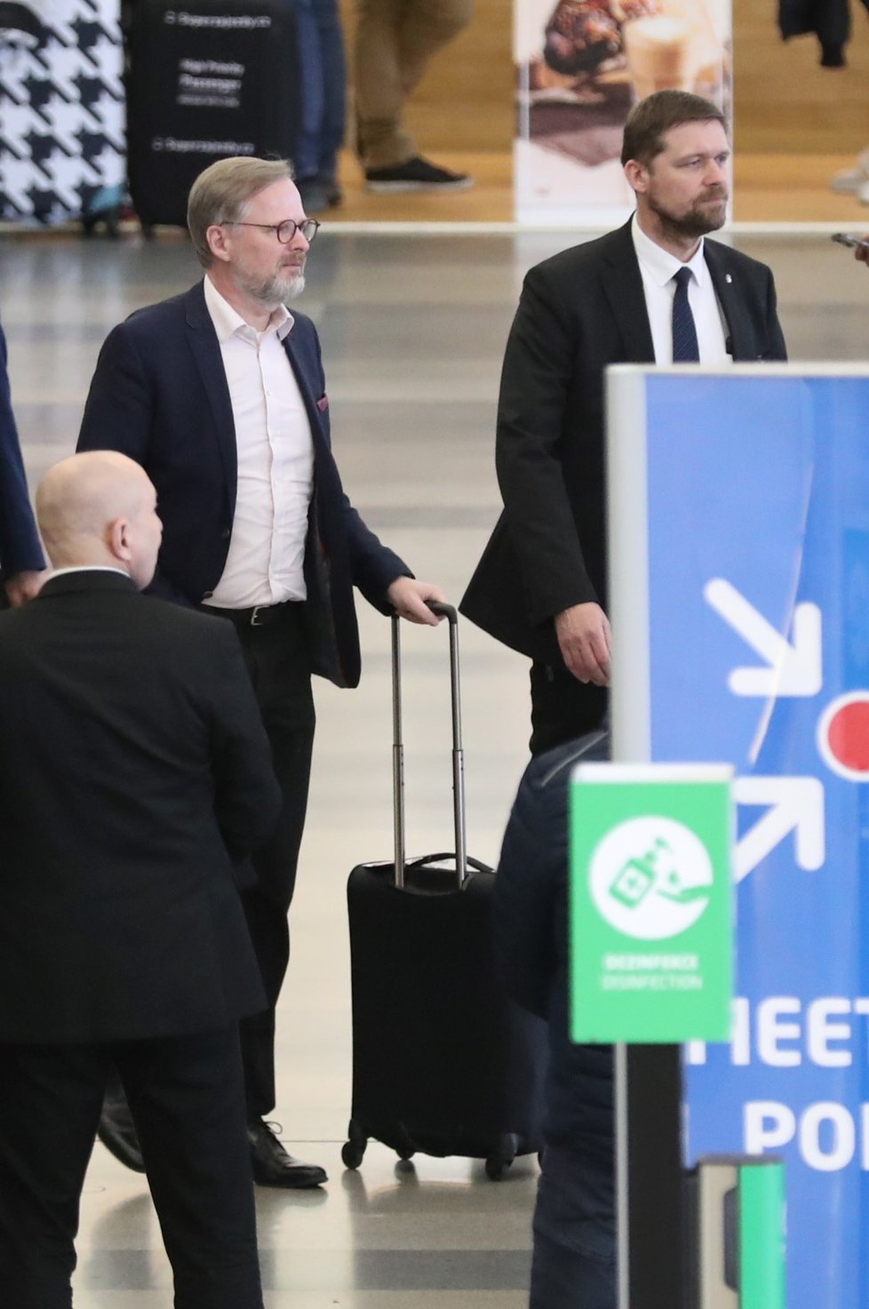 Petr Fiala na pražském letišti po návratu z Emirátů. Přiletěl běžnou linkou.