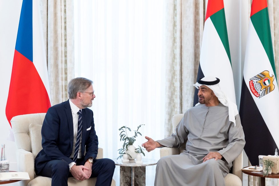 Český premiér Petr Fiala (vlevo) se při návštěvě Spojených arabských emirátů setkal s prezidentem Muhammadem bin Zajdem Nahajánem, 23. února 2023, Abú Zabí.