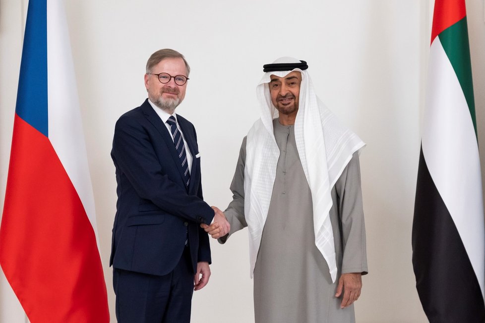 Český premiér Petr Fiala (vlevo) se při návštěvě Spojených arabských emirátů setkal s prezidentem Muhammadem bin Zajdem Nahajánem, 23. února 2023, Abú Zabí.