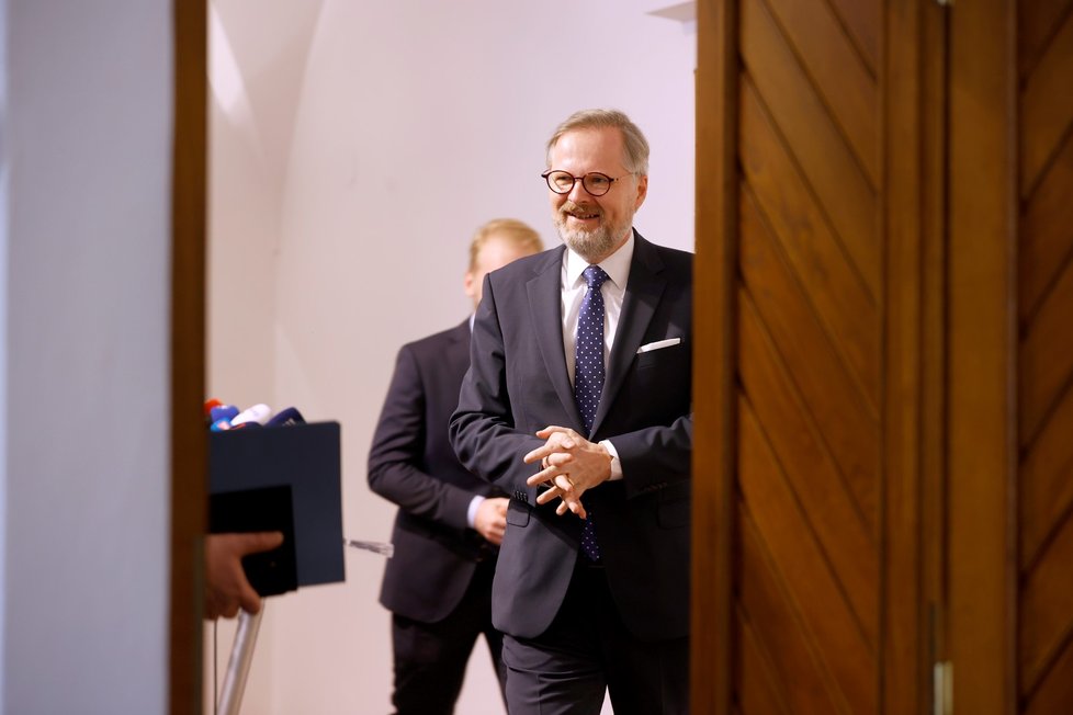 Premiér Petr Fiala po schůzce s prezidentem Petrem Pavlem v Hrzánském paláci (28. 2. 2023)