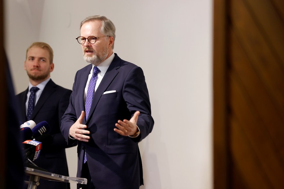 Premiér Petr Fiala po schůzce s prezidentem Petrem Pavlem v Hrzánském paláci (28. 2. 2023)