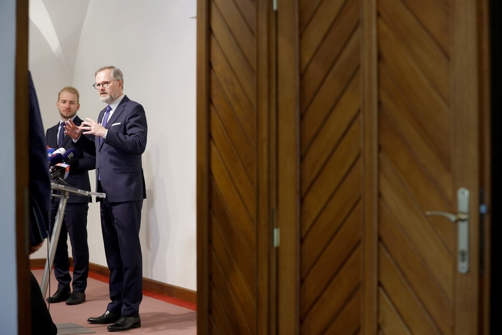 Premier Petr Fiala po schůzce s prezidentem Petrem Pavlem v Hrzánském paláci (28. 2. 2023)