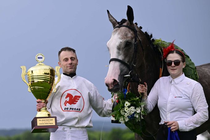 Přepište dějiny! Derby vyhrál bílý kůň. Poprvé za 106 let. Žokej Foret: Tvrdá práce Přepište dějiny! Derby vyhrál bílý kůň. Poprvé za 106 let. Žokej Foret: Tvrdá práce