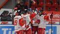Petr Fridrich slaví se spoluhráči gól do sítě Olomouce