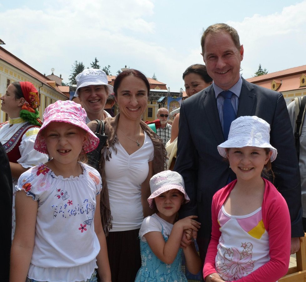 Petr Gazdík na Velehradě s manželkou Evou a dcerami Terezkou (vpravo), Alžbětkou a Barborkou