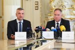 Ministr školství Petr Gazdík a střední vrchní inspektor Tomáš Zatloukal na tiskovce (23.5.2022)
