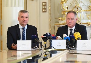 Ministr školství Petr Gazdík a střední vrchní inspektor Tomáš Zatloukal na tiskovce (23.5.2022)