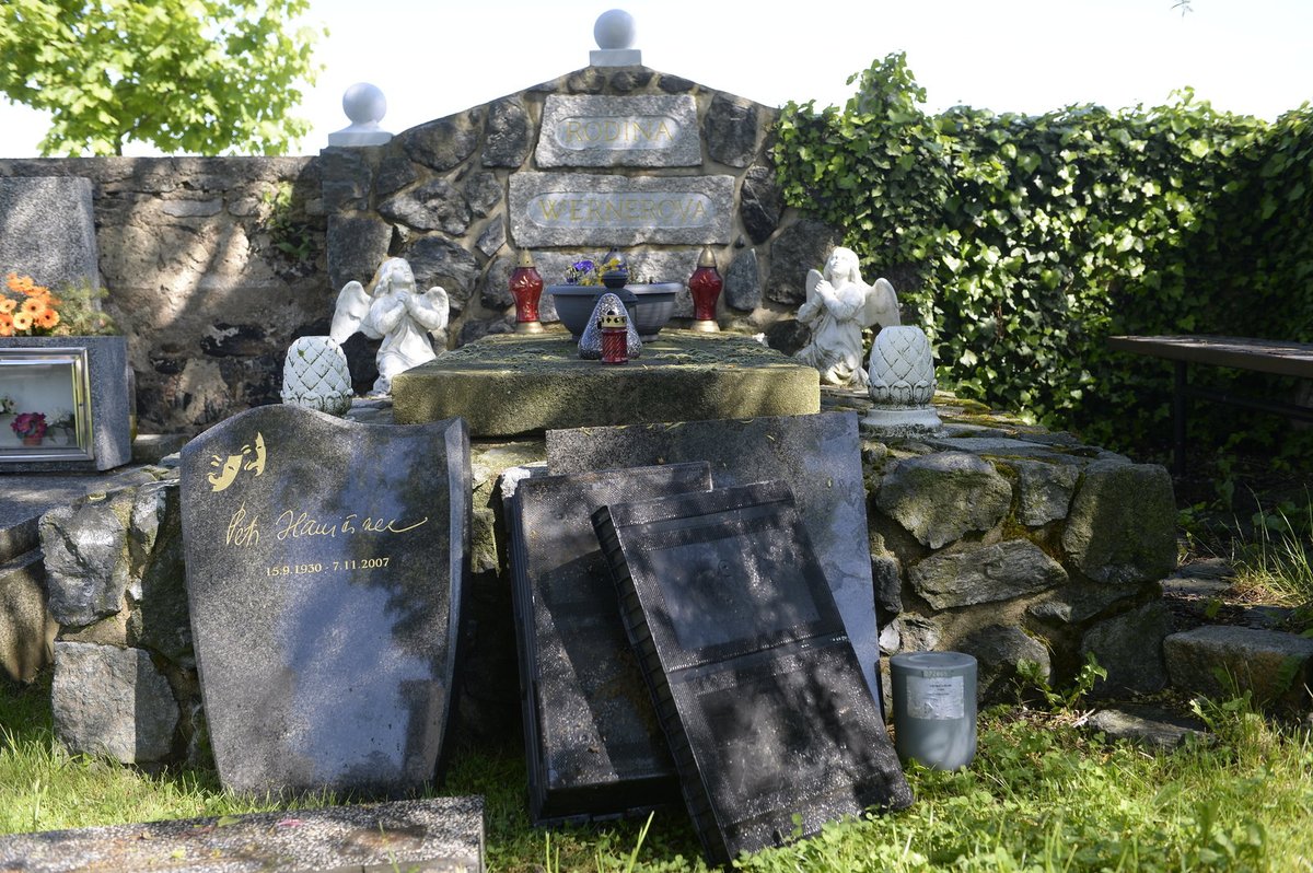 Urna chvíli ležela u jiného hrobu. Vlevo je starý náhrobek.