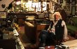 Mezi jeho nejmilovanější kousky patřilo harmonium Mezi jeho nejmilovanější kousky patřilo harmonium