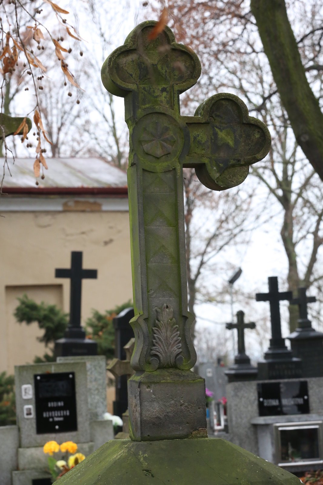 Na starém hřbitově je plno poničených hrobů a křížů