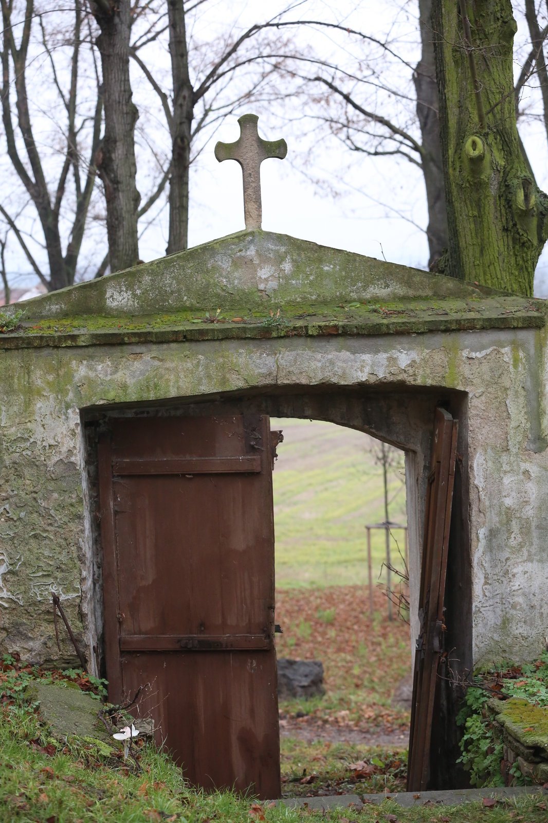 Brána na hřbitov, kde je Hapka pohřben.