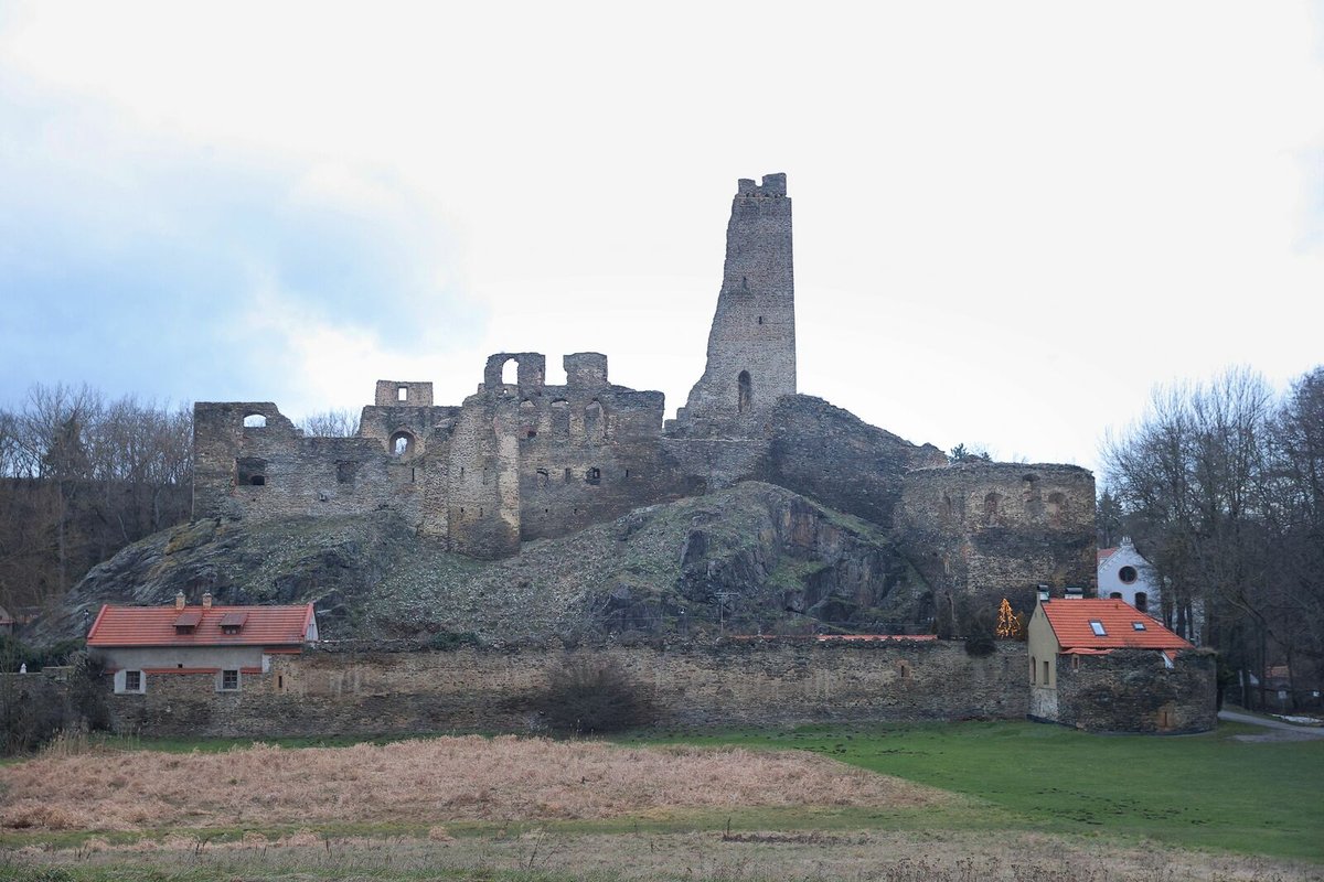 Z domu je vidět na hrad Okoř.
